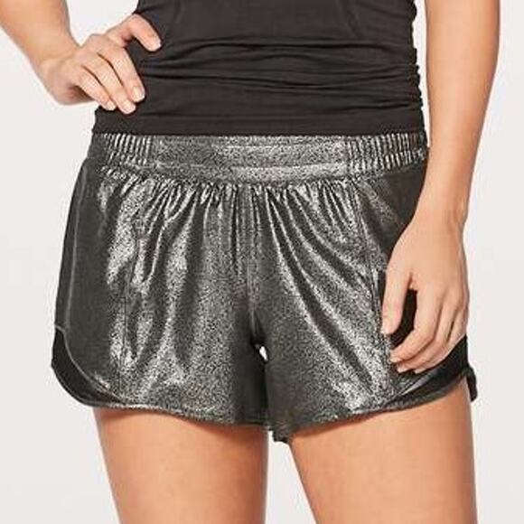 Lululemon Hotty Hot Short II Long 4" Luminosity Foil Print Black Silver Sz 6 EUC - Picture 3 of 9